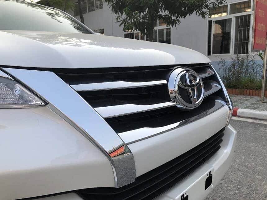 Lưới tản nhiệt mạ Chrome trên Fortuner