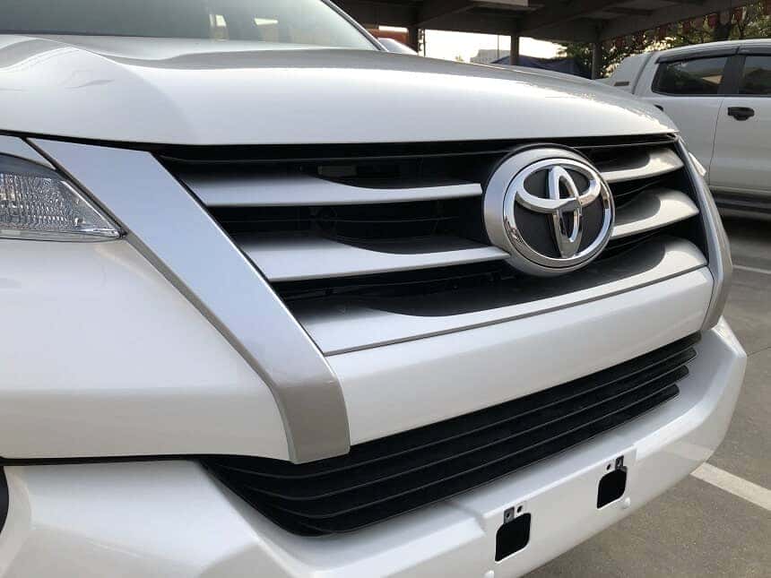 Lưới tản nhiệt mạ Chrome trên Fortuner