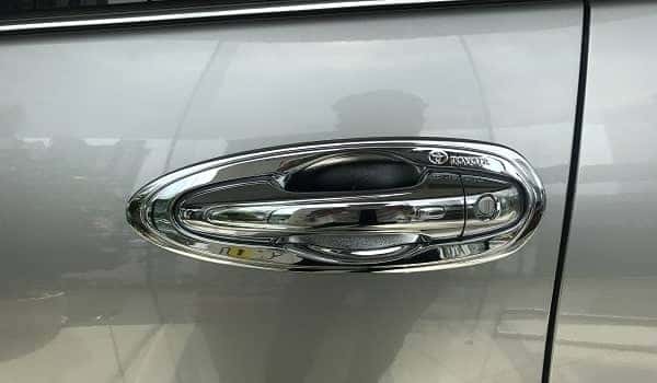 Tay nắm cửa tích hợp khóa cửa thông minh của xe
