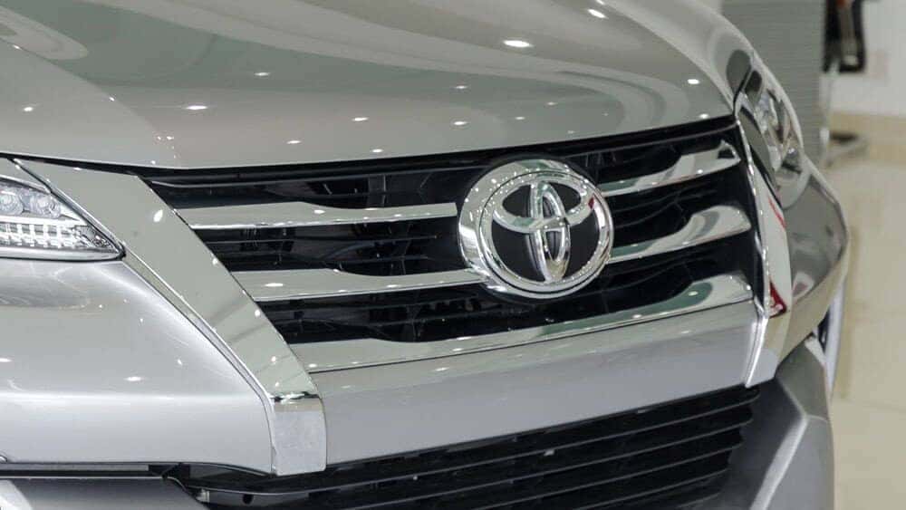 Lưới tản nhiệt mạ Chrome trên Fortuner