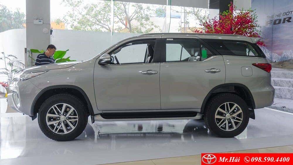 Toyota Fortuner ảnh chụp ngang