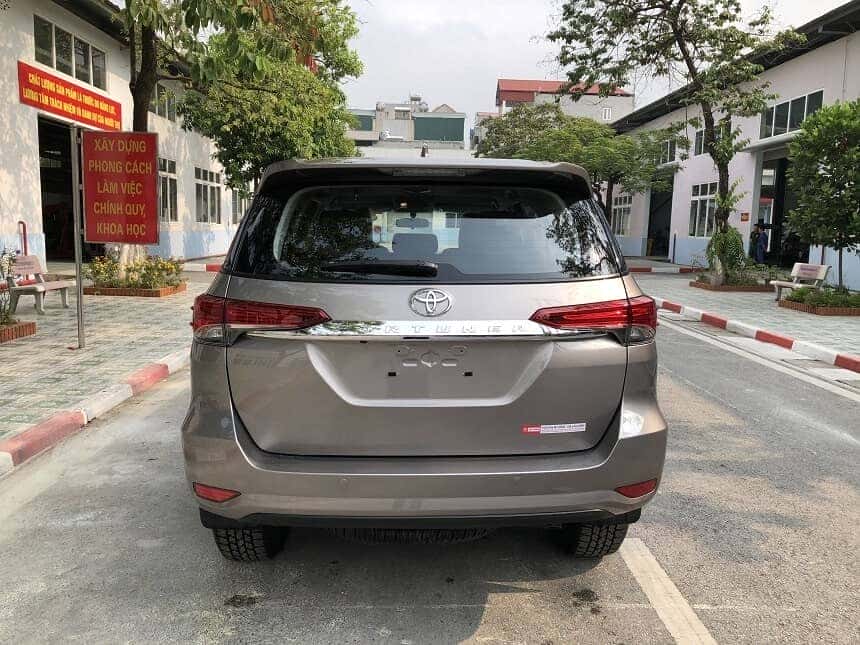 Đuôi xe Fortuner nhìn chính diện sang trọng và lịch lãm