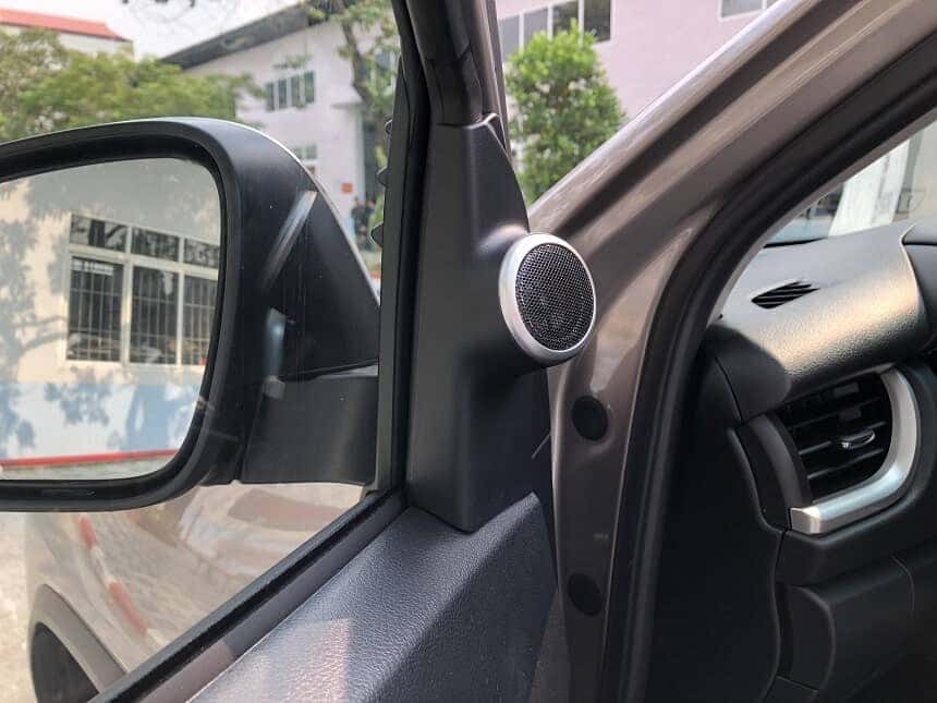 Loa trên cánh cửa của Fortuner 2.7 at