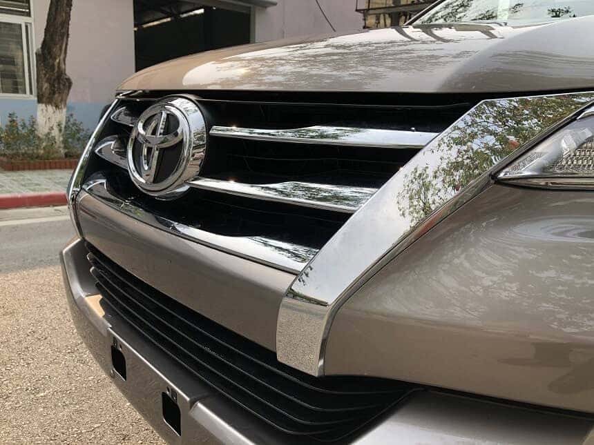 Lưới tản nhiệt mạ Chrome trên Fortuner