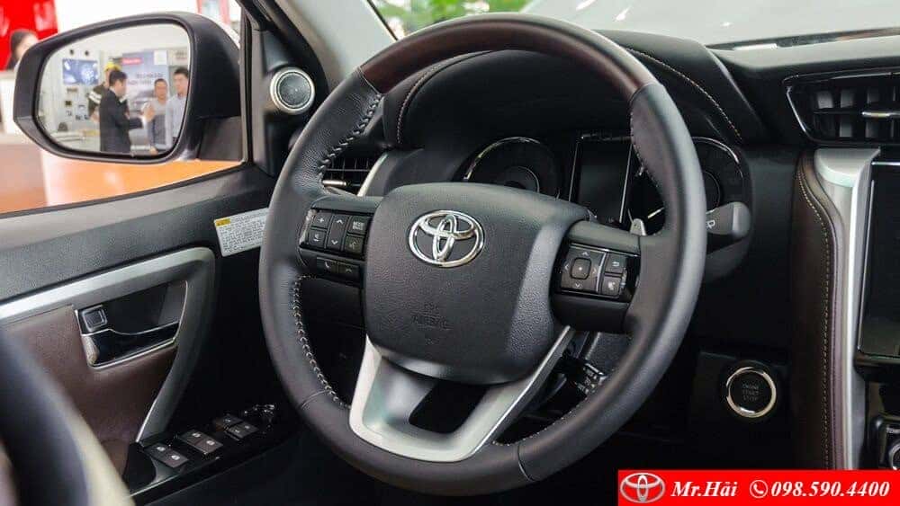 Cụm vô lăng xe Toyota Fortuner phiên bản 2.8