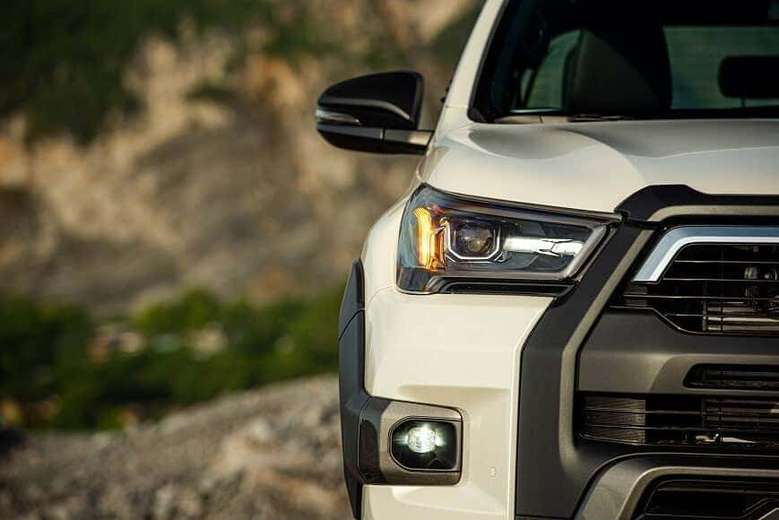 Cụm đèn chiếu sáng trên xe bán tải Hilux 2.4 AT