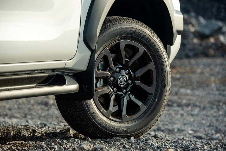 Mâm xe 17 inch trên Toyota Hilux bản 1 cầu số tự động
