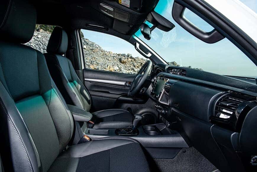 Nội thất xe Toyota Hilux bản 1 cầu máy dầu
