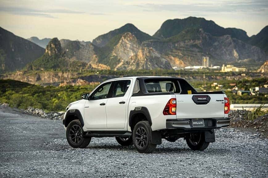 Ngoại thất phía sau xe Hilux bản 2 cầu máy 2.4 MT