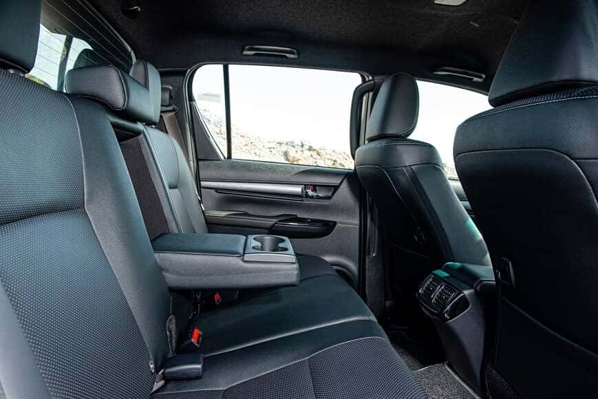 Hàng ghế thứ 2 trên xe bán tải Hilux 2 cầu