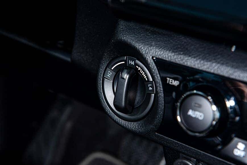 Núm gài cầu điện tử trên xe bán tải Hilux máy dầu AT 4x4
