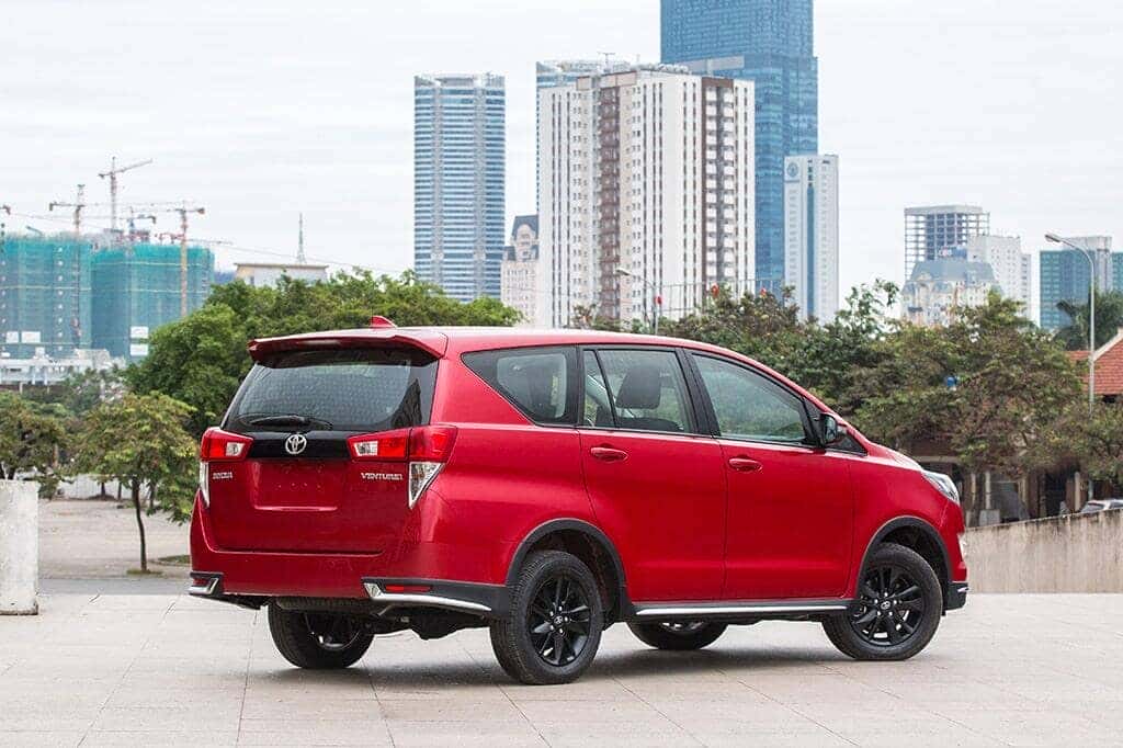 Đuôi xe Toyota Innova phiên bản 2.0 E