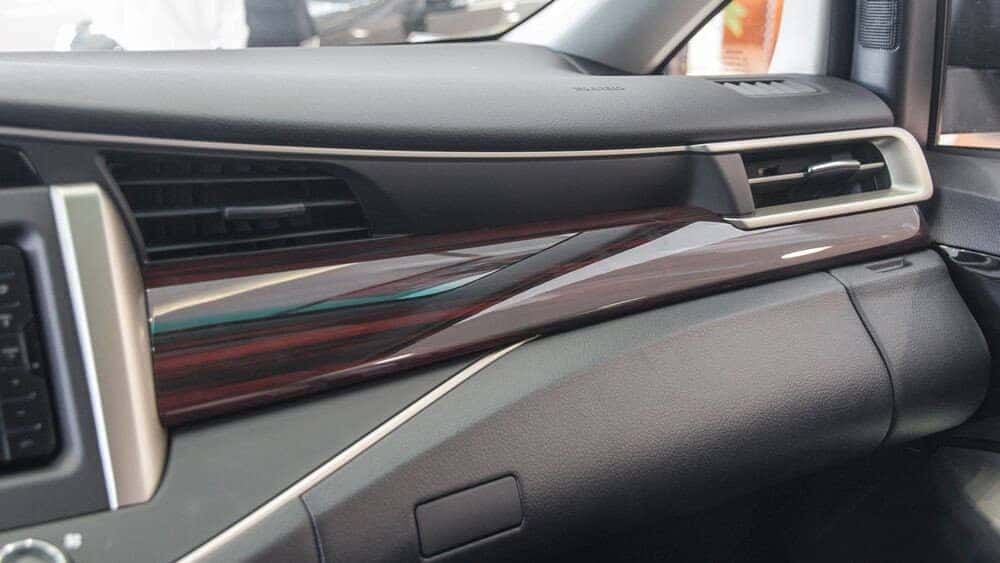 Ốp giả vẫn gỗ sang trọng trên xe toyota innova