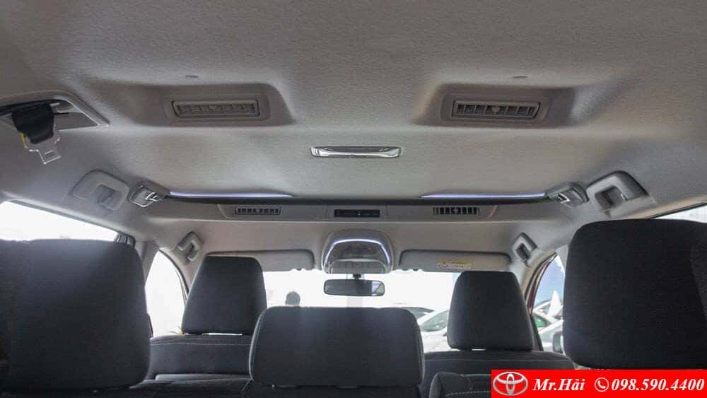 Đèn viền nội thất màu xanh dương trên Innova