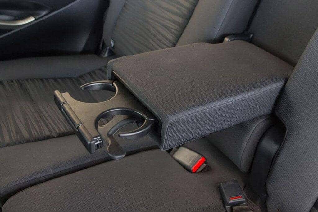 Bề tỳ tay hàng ghế thứ 2 trên xe 8 chỗ innova 2.0
