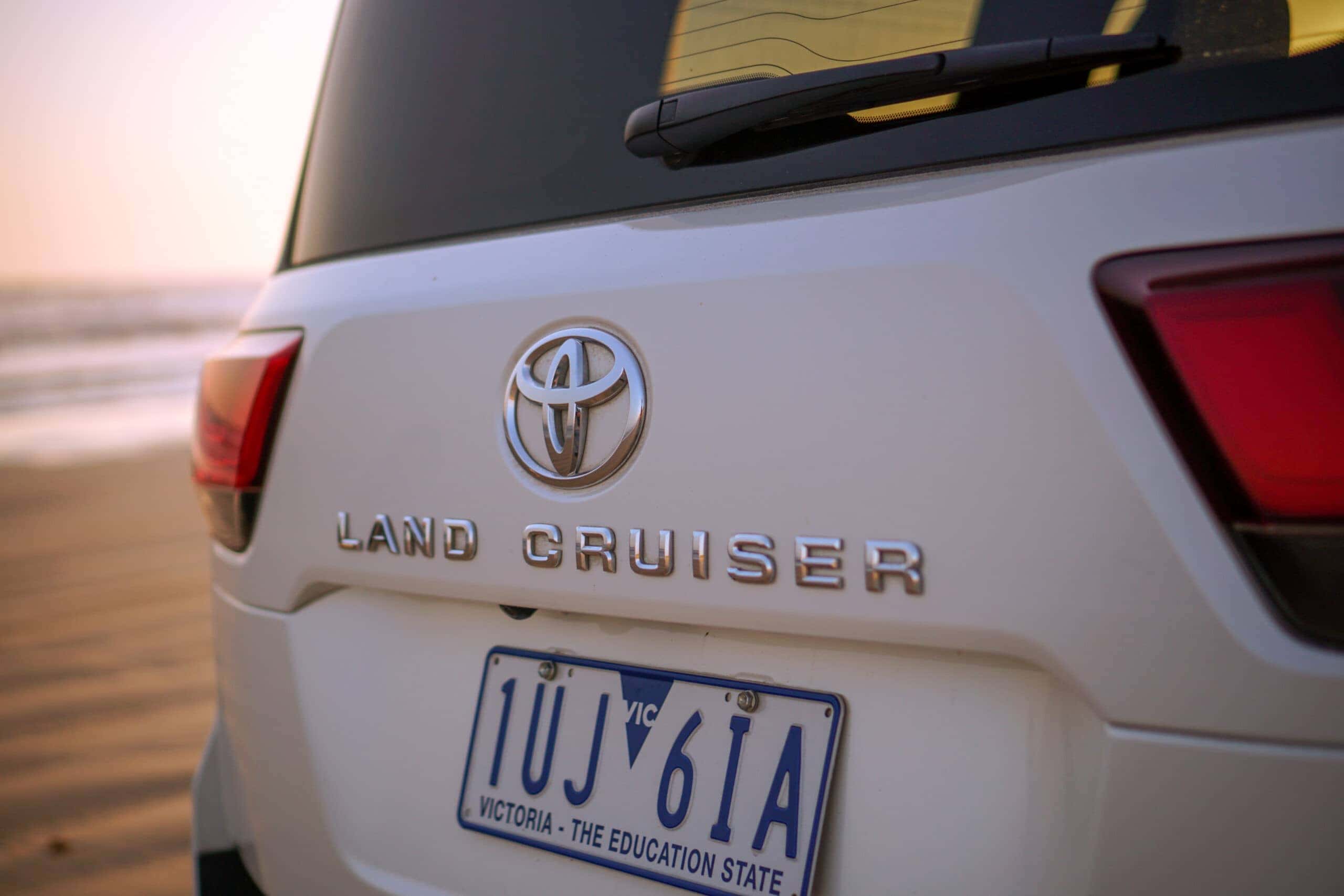 Toyota Land Cruiser 2022 lăn bánh trên địa hình off-road