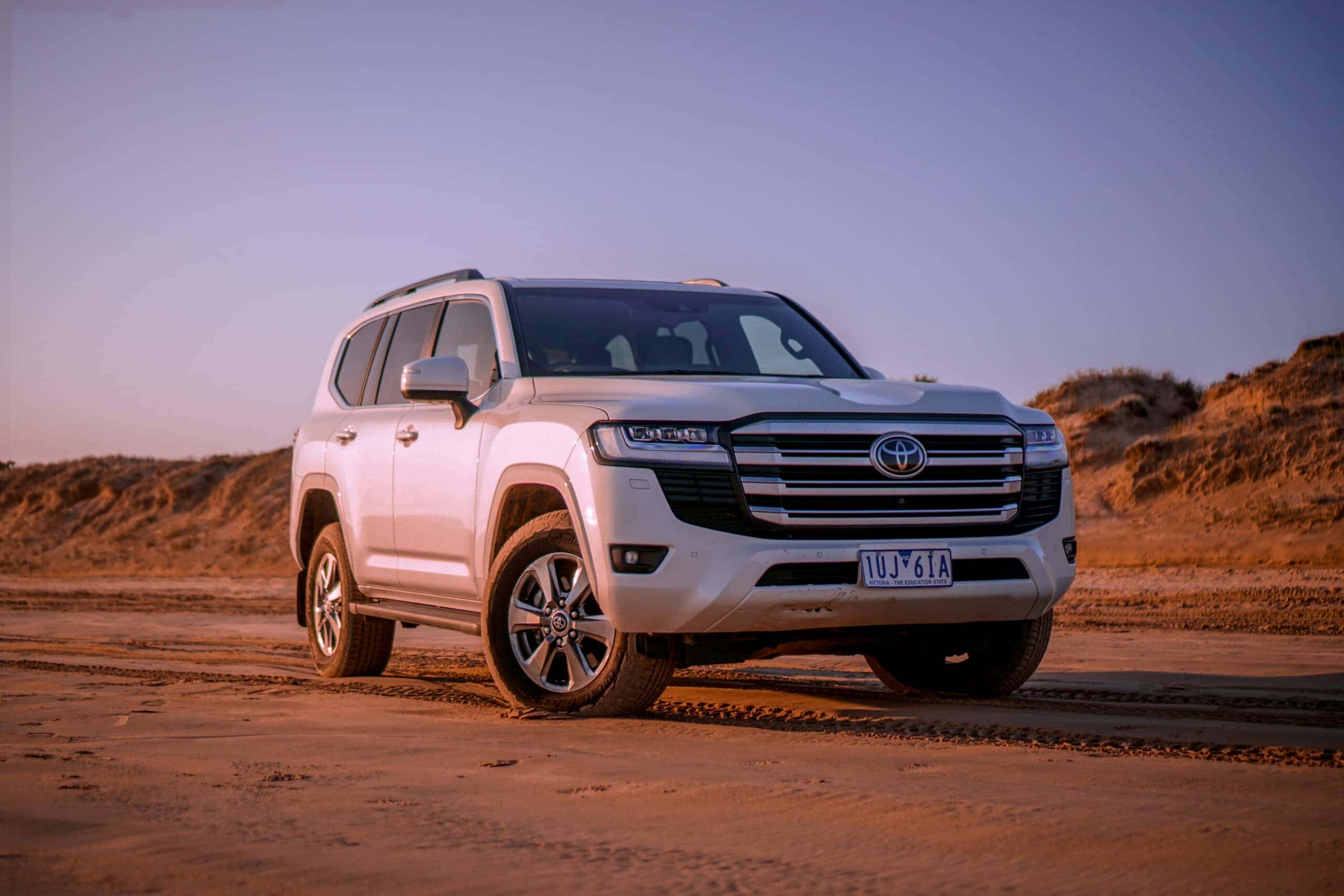 Toyota Land Cruiser 2022 ngoại thất mạnh mẽ