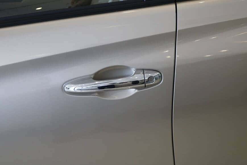 Tay nắm cửa mạ Chrome trên Vios