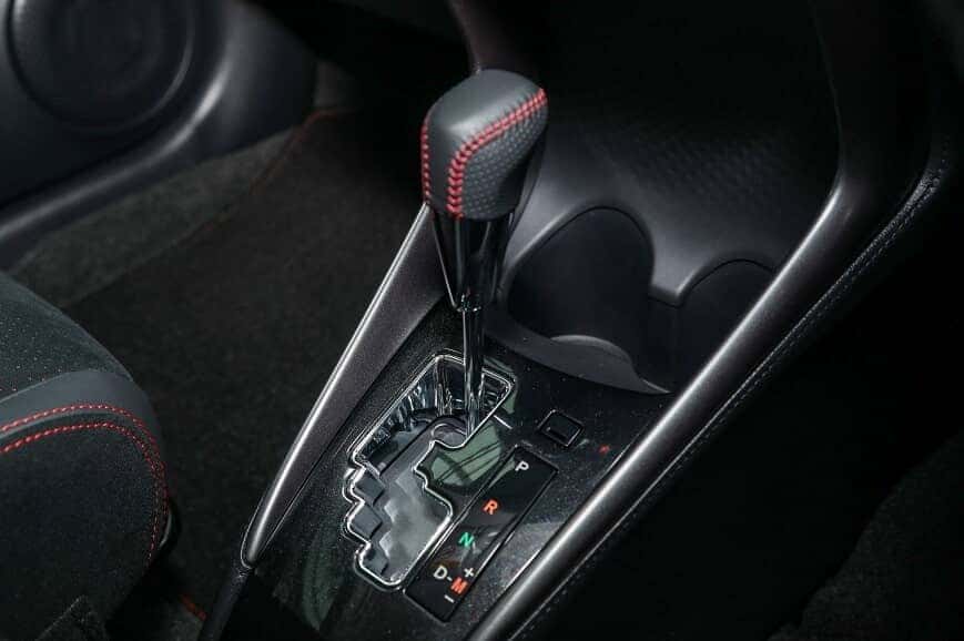 Khu vực cần số bọc da thêu chỉ đỏ của Toyota Vios bản 1.5 GRS