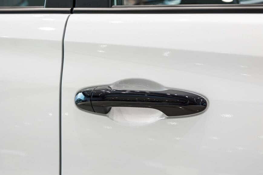 Tay nắm cửa sơn đen trên xe 5 chỗ Toyota Vios GRS