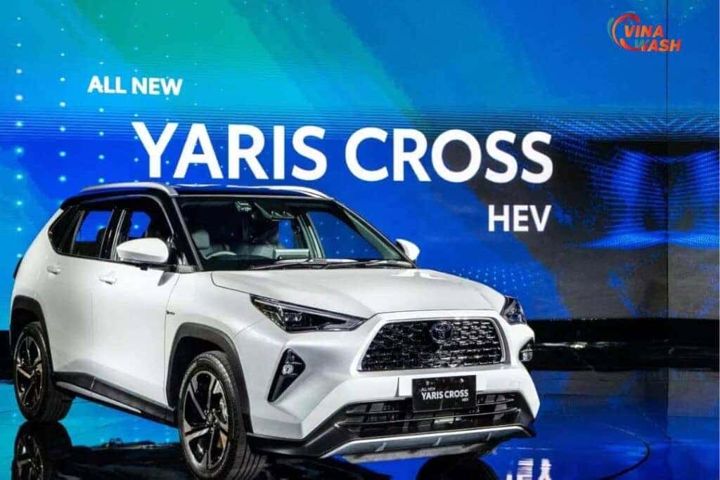 Toyota Yaris Cross 2025 màu vàng trên đường phố, mẫu xe gầm cao 5 chỗ phù hợp cho đô thị.