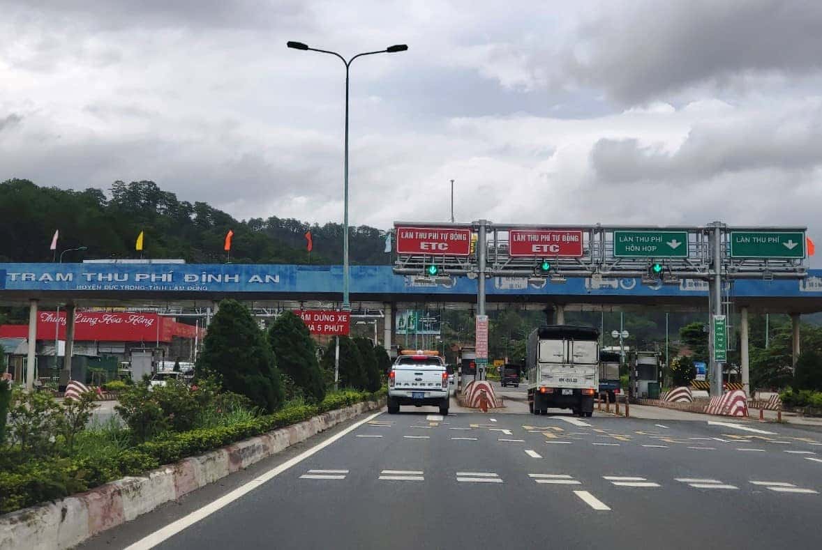 Trạm thu phí BOT Định An không có đường tránh, gây khó khăn cho phương tiện chưa có thẻ ETC