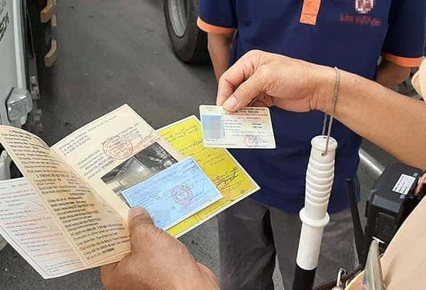 Trang bị giấy tờ xe đầy đủ khi tham gia giao thông