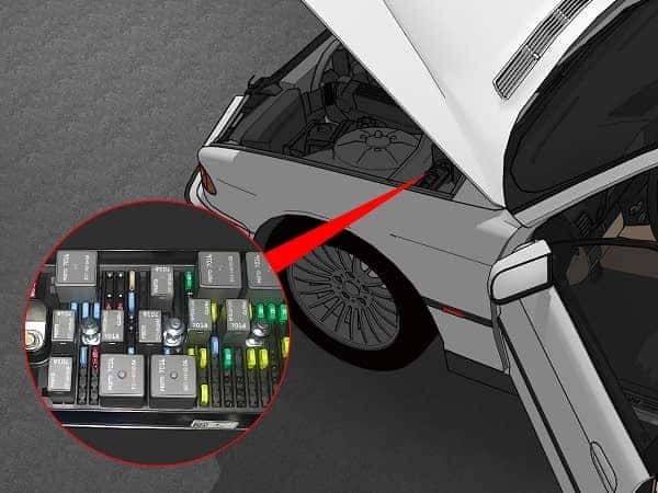 Vị trí hộp cầu chì và dây điện trong khoang động cơ xe ô tô