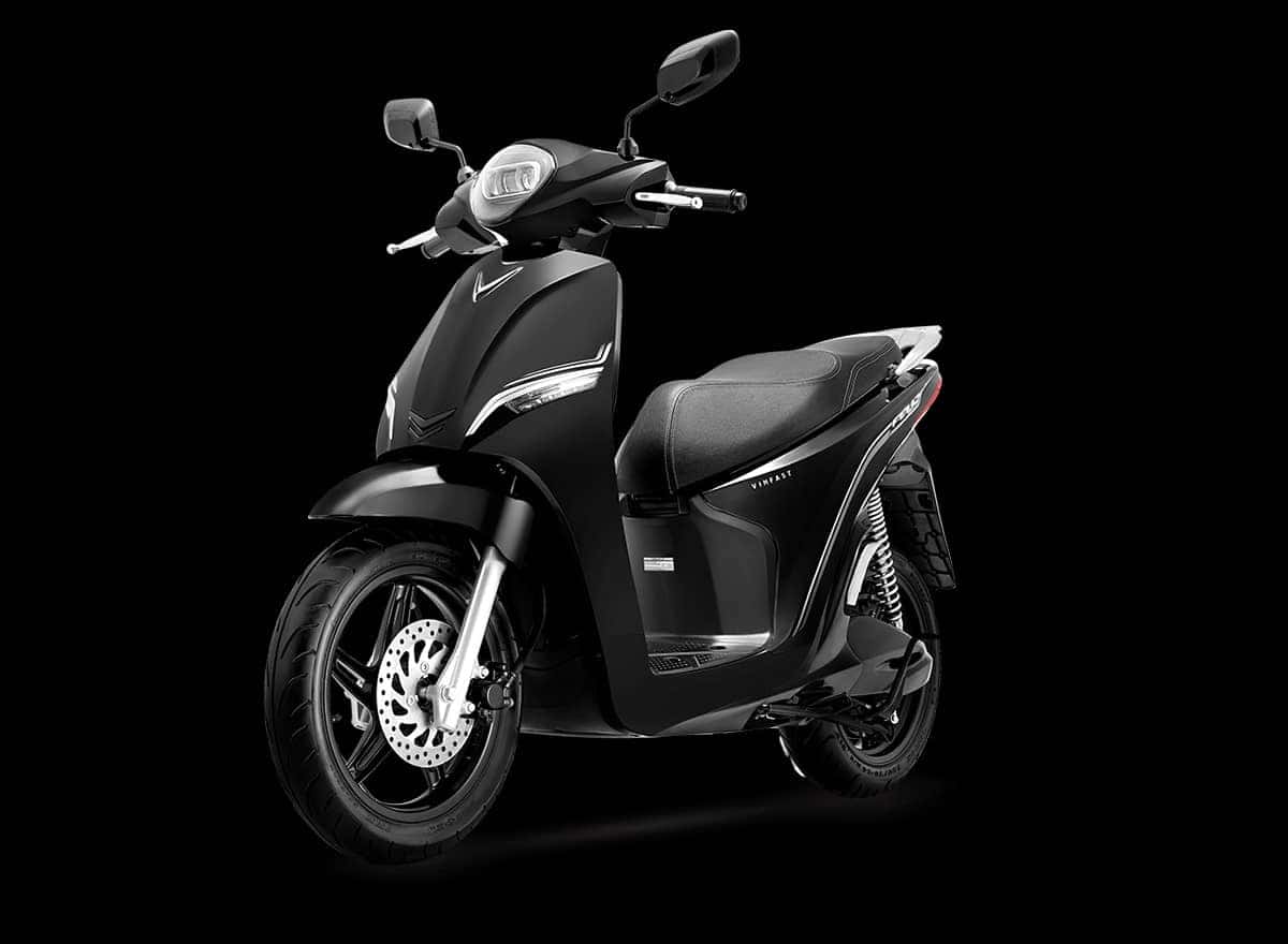 VinFast Feliz màu trắng sang trọng, tích hợp công nghệ chống nước IP67