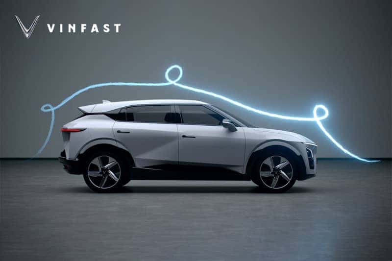 VinFast VF 7 màu xanh dương đậu tại trạm sạc