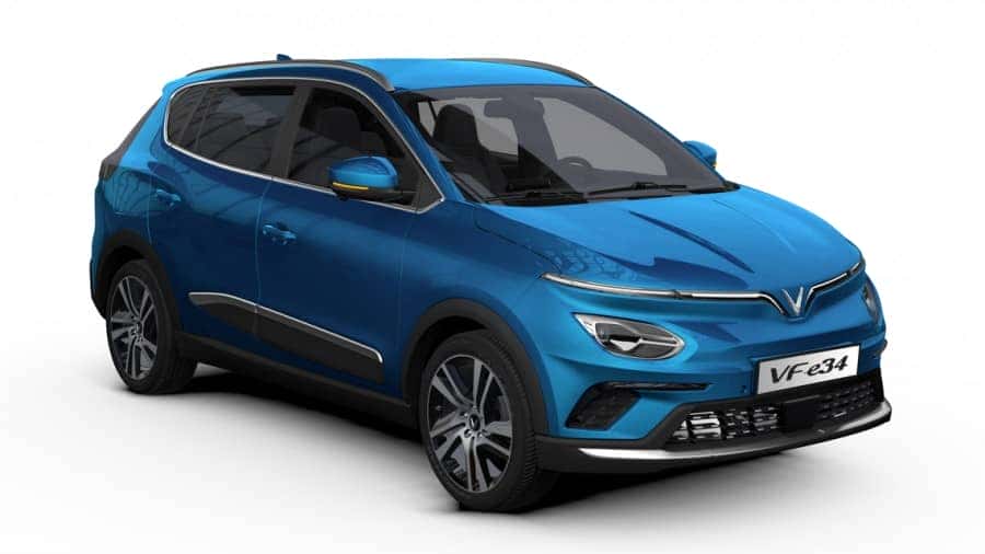 VinFast VF e34 màu bạc đỗ bên đường