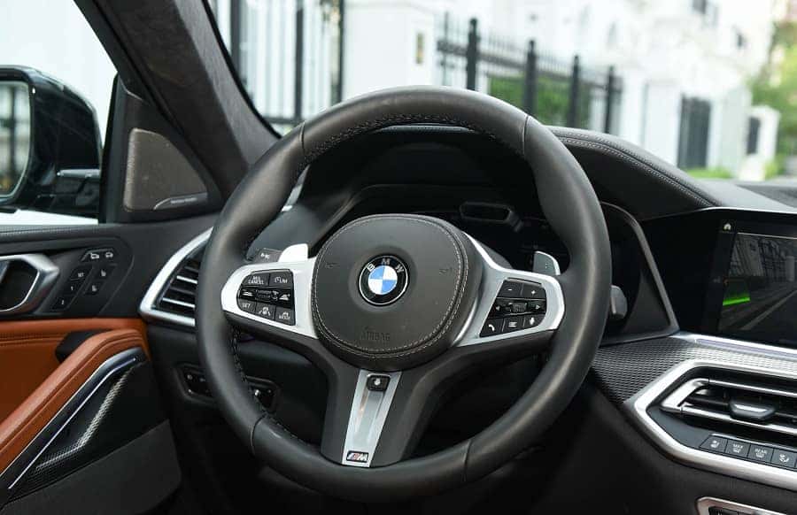 Vô lăng M Sport tích hợp lẫy chuyển số trên BMW X6
