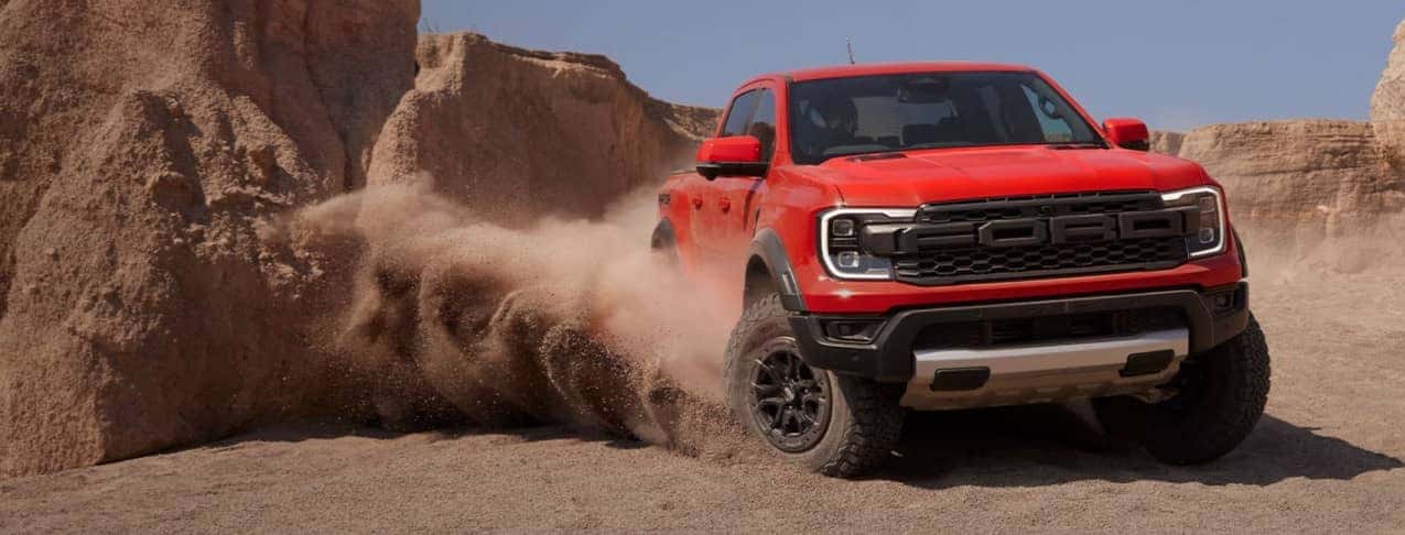 Xe bán tải Raptor màu xanh off-road