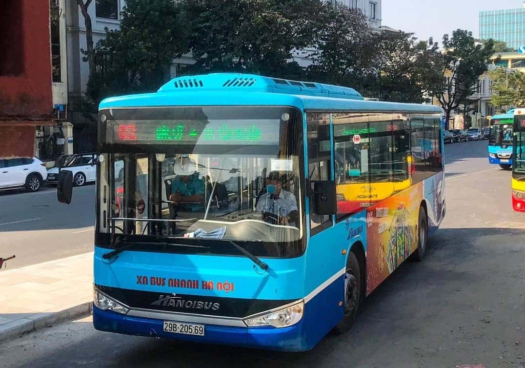 Xe buýt 02 Hà Nội di chuyển trên lộ trình Bác Cổ - Bến xe Yên Nghĩa