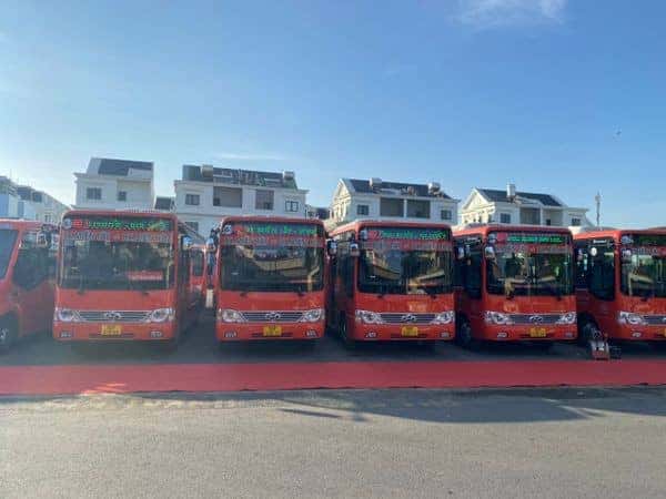 Xe buýt 601 Phương Trang hiện đại màu cam tại bến xe Biên Hòa