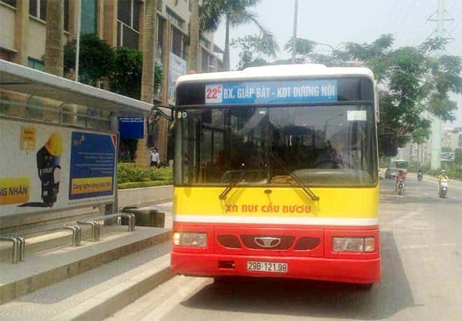 Xe buýt công cộng tuyến 22B Hà Nội đang di chuyển trên lộ trình