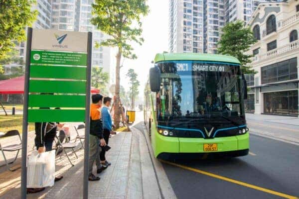 Xe buýt điện VinBus đang di chuyển trên đường đến bến xe Mỹ Đình.
