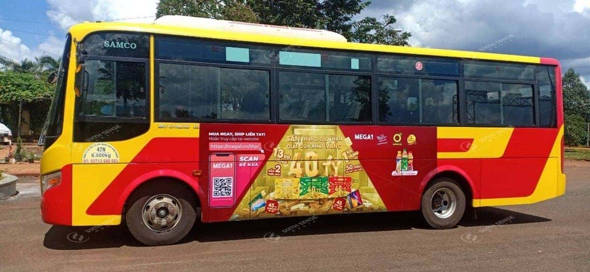 Xe buýt dừng tại trạm ở Bình Long