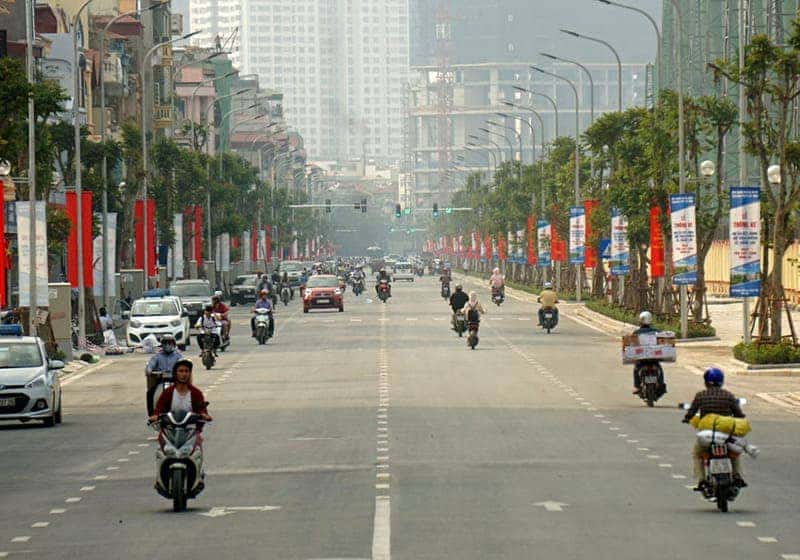 Xe cộ lưu thông trên đường hai chiều không có dải phân cách