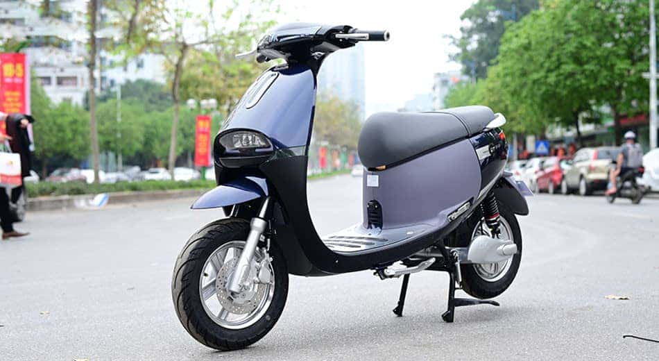 Xe điện Gogo đang di chuyển trên đường, minh họa khả năng di chuyển ấn tượng.