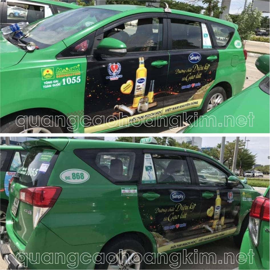 Xe hơi màu đen bóng loáng sau khi dán đề can bảo vệ