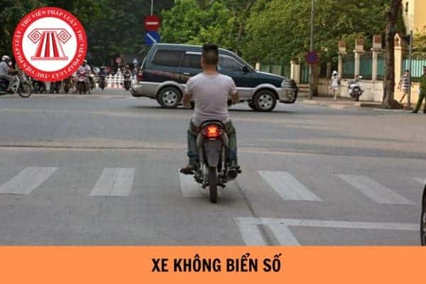Xe không biển số bị cảnh sát giao thông kiểm tra