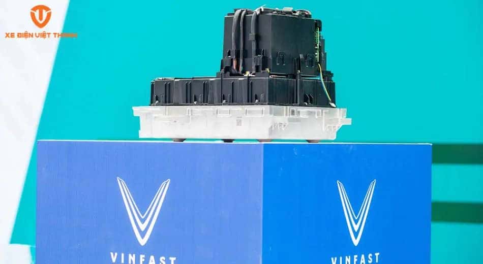 Xe máy điện VinFast Evo 200 màu xanh đang đậu trên vỉa hè