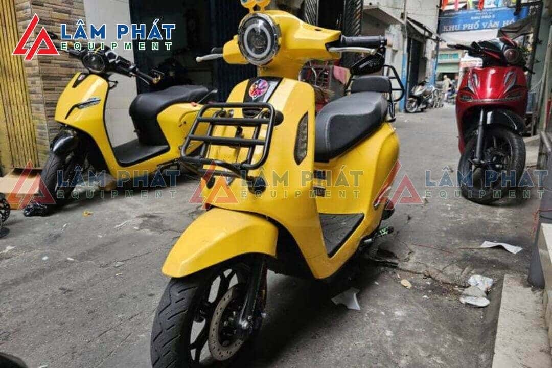 Xe máy được dán tem họa tiết màu sắc bắt mắt