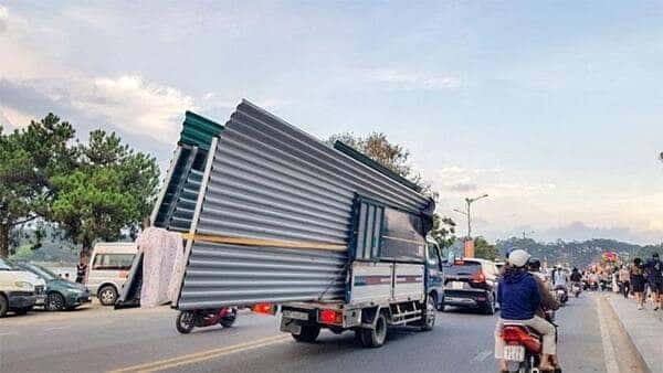 Xe ô tô chở hàng cồng kềnh trên đường gây nguy hiểm