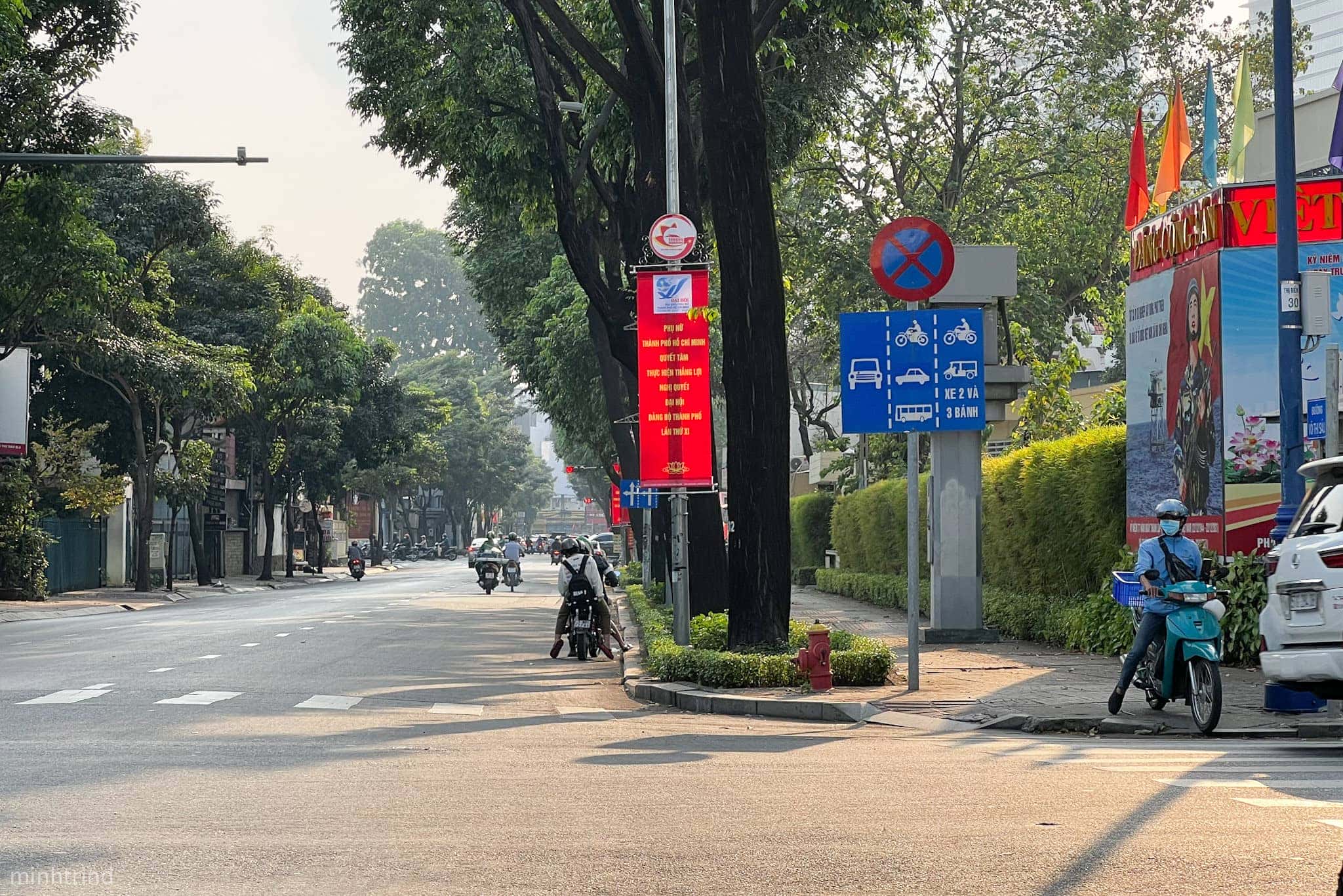 Xe ô tô di chuyển không đúng làn đường quy định có thể bị phạt tiền và tước giấy phép lái xe.