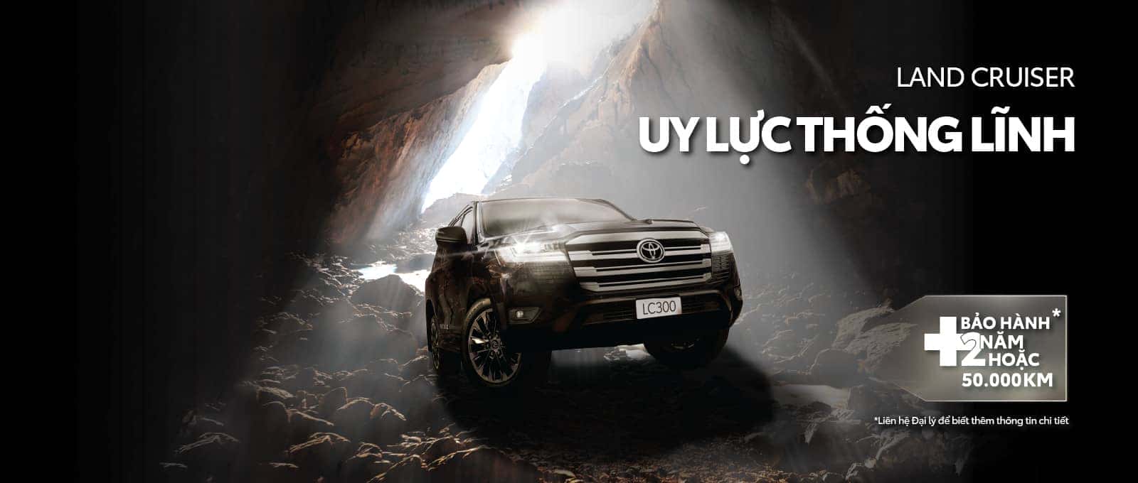 Xe ô tô Land Cruiser 300 màu trắng sang trọng, góc nhìn tổng thể mạnh mẽ.