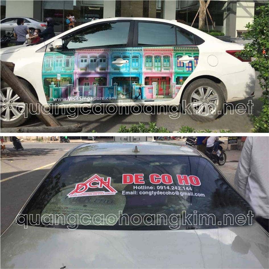 Xe ô tô màu bạc được dán đề can xanh dương năng động