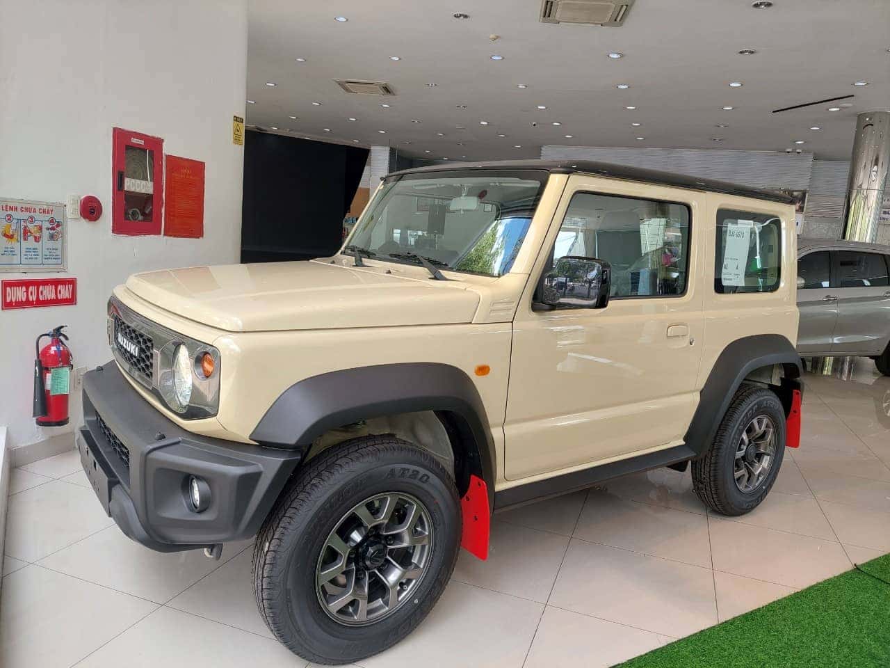 Xe ô tô Suzuki Jimny 2025 màu trắng ngà đen nổi bật