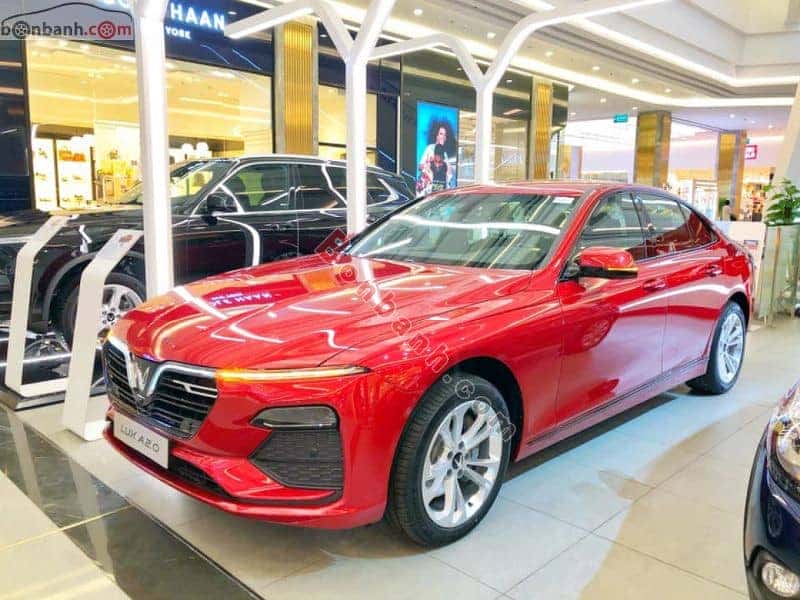 Xe VinFast Lux A2.0 màu bạc sang trọng